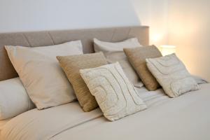 a bunch of pillows sitting on top of a bed at Terra Solis in Craponne