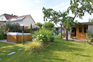 a garden with a hot tub in a yard at Gîte privatif avec spa, sauna à Colmar in Logelbach