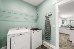 a washing machine and a tie in a room at Sunset Nirvana in Panama City Beach +41 photos