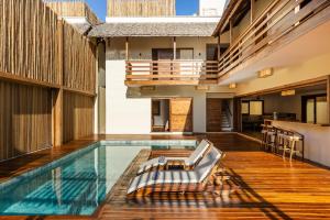an indoor pool with a chair in a house at Villa Shamsa - Grupo Messina in Jericoacoara
