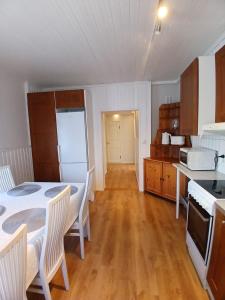 a kitchen with a table and chairs in a room at Villa Mutkala in Kittilä