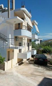 a building with a car parked in front of it at Villa Mare Blue in Ksamil