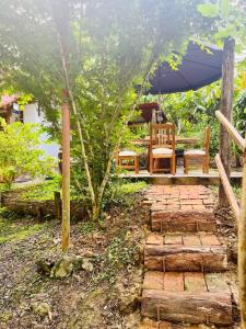 a patio with a table and chairs and an umbrella at Cabane Finca la Gloria in San Vicente de Chucurí +10 photos