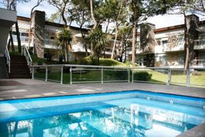 a swimming pool in front of a building at Manzana 1 in Mar de las Pampas