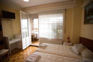 Un pat sau paturi într-o cameră la Pensión Mari Asun