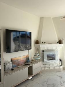 a living room with a tv and a fireplace at Mi Sitio in Sitio de Calahonda