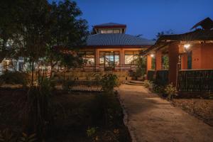 a house at night with a pathway leading to it at juSTa The Bagh, Kanha in Bhīmlāt