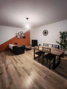 a living room with a table and a couch at Appartement Cosy in Louhans
