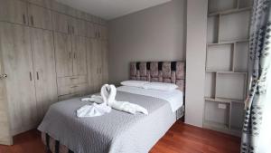 a bedroom with two white towels on two beds at Refugio Volcán Tungurahua in Ambato +25 photos
