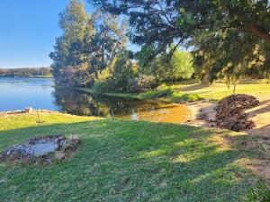 ein Park mit einem Fluss, Bäumen und einer Wiese in der Unterkunft Paradys in Clanwilliam