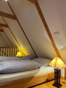 a bed in the attic with two lamps at Speicher in Soltau in Soltau