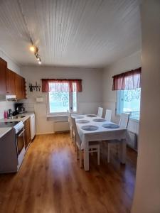 a kitchen with a table and chairs in a room at Villa Mutkala in Kittilä