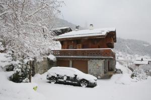 a snow covered car parked in front of a house at Le Trédard magnifique chalet 10 personnes face aux 3 vallées sur les hauteurs de Bozel in Feissons-sur-Salins