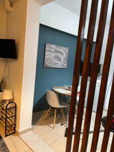 a dining room with a table and a blue wall at ArMA URBAN LIVING in Bendevís