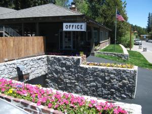 החזית או הכניסה של Pepper Tree Inn Tahoe City