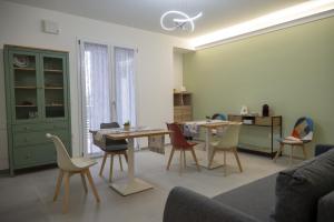 a living room with a table and chairs at Ad un passo dal mare apartment in Molfetta