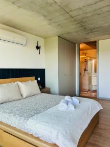 a bedroom with a bed with two towels on it at Skyline Heaven - Fantastic View - Pool - Garage in Vila Nova de Gaia +24 photos
