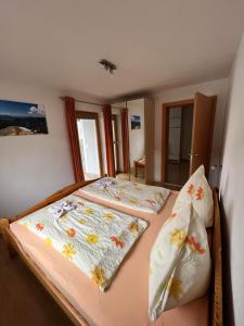 two beds in a small room at Haus Alpenblick in Bichlbach