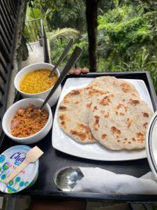 ein Tablett mit einem Teller Essen, darunter Tacos und Suppe in der Unterkunft Crystal Resort in Badulla + 36 Fotos