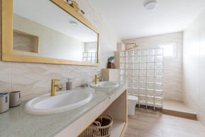 a bathroom with two sinks and a mirror at Fuerte Roche 1 in Tuineje +20 photos