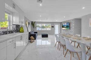 a kitchen and dining room with a table and chairs at Oasis del Sol in Homestead