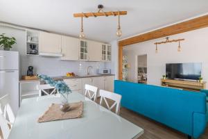 a kitchen and dining room with a table and chairs at Fuerte Roche 1 in Tuineje