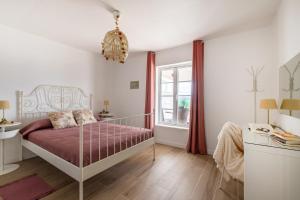 a bedroom with a bed and a window at Fuerte Roche 1 in Tuineje