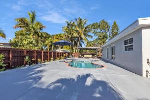 a swimming pool in the middle of a driveway at Oasis del Sol in Homestead