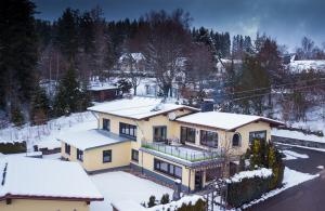 a house in the snow with snow covered at FEWO klein mit Garten in Feldberg