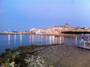 un grupo de personas sentadas en un muelle cerca del agua en Otranto Green House, en Otranto 17 fotos más