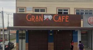 a building with a sign that reads tram cafe at Pousada Gran-Café in Quixadá