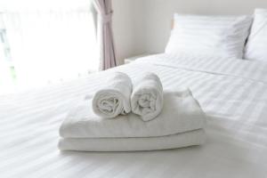 a pile of towels sitting on top of a bed at Pousada Gran-Café in Quixadá