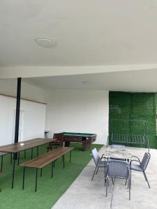 a room with ping pong tables and a ping pong table at Apartman na dan Pecinci in Pećinci