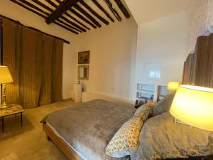 a bedroom with a bed and two lamps at Fleur de Falaise in Bonifacio