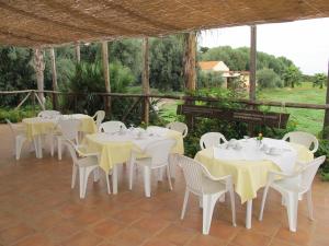 um grupo de mesas e cadeiras num pátio em Stella Di Sicilia em San Fratello