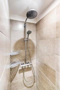 a shower with a shower head in a bathroom at Comédie ST-Roch - T2 - Hypercentre Gare - CLIM & NETFLIX in Montpellier +12 photos
