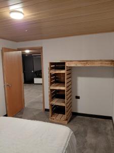 a room with a bed and a closet with a wooden ceiling at Refugio rural MITA in Zipacón