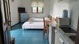 a small room with a bed and a kitchen at Apart Ludmila in Bečići