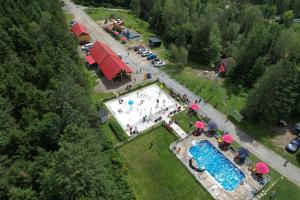 an aerial view of a swimming pool with umbrellas at Camping de la Rivière Nicolet in Wotton