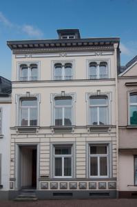 un edificio blanco con muchas ventanas. en Haus Siegfried Appartements, en Xanten