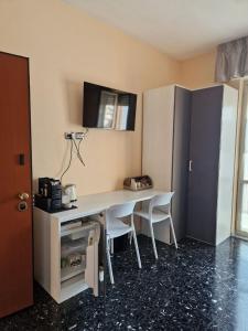 a room with a desk with two chairs and a table at B&B Comfort Room 93 in Benevento