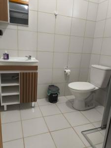 a bathroom with a toilet and a sink at Casa com dois quartos cama de casal e vista panorâmica próximo a Gramado Serra Gaúcha in Igrejinha