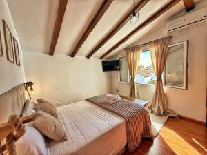 a bedroom with a large bed in a room at Ronko House El Ronquillo in El Ronquillo