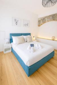 a bedroom with a bed with two towels on it at Como Lake View in Brienno