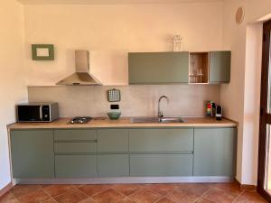 a kitchen with a sink and a counter top at GREEN APARTMENT in VILLA ANGISI in Drapia