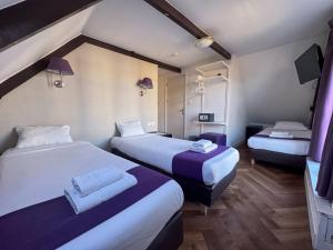 a hotel room with two beds in a room at Hotel Bellington in Amsterdam +40 photos