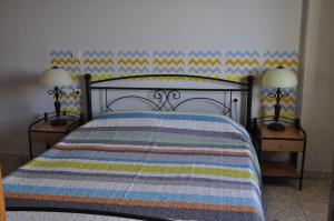 Ένα ή περισσότερα κρεβάτια σε δωμάτιο στο Palm Tree Studio Symi
