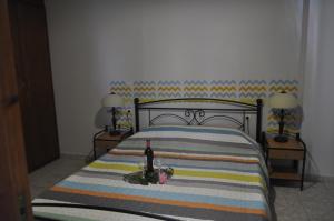 Ένα ή περισσότερα κρεβάτια σε δωμάτιο στο Palm Tree Studio Symi