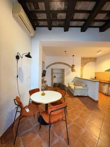 a living room with a table and chairs and a bed at Sol de Ancha in Carmona +17 photos