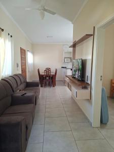 a living room with a couch and a table at Apartamento da Adriana in Itajubá